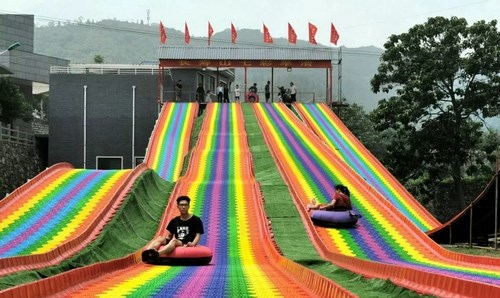 临桂彩虹滑草场